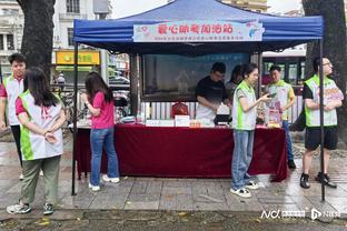 梅西在队内地位有多高？小手一挥，队友们齐步走？